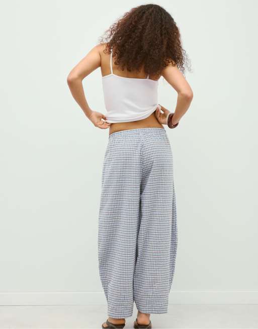 Stradivarius Flowing barrel check trousers in sky blue, 4 of 4