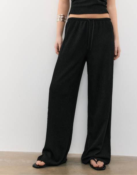 Stradivarius Flowing creased-effect trousers in black - view 1