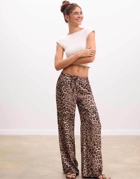 Stradivarius Flowing satin trousers in beige - view 1