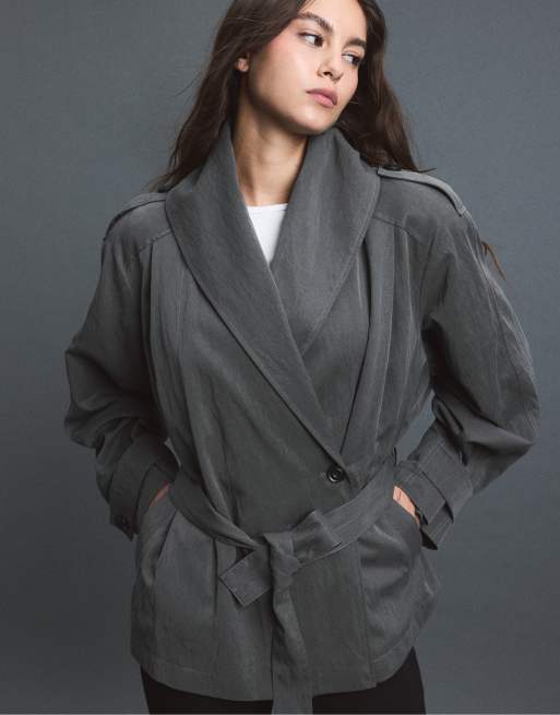 Stradivarius Flowing trench coat with shawl neck and belt in dark grey, 2 of 7