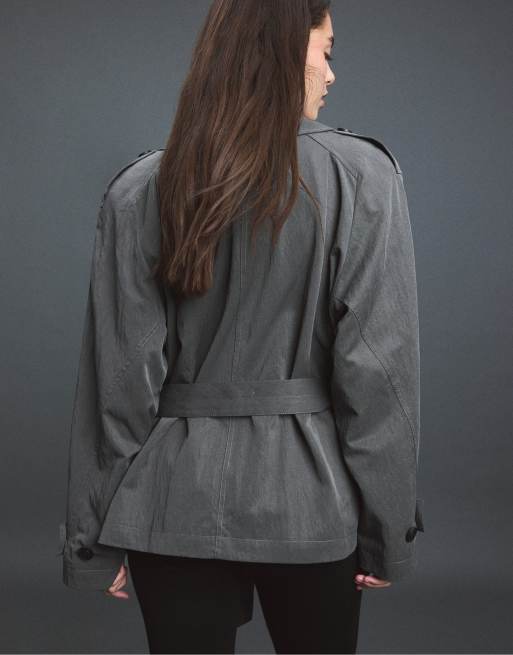 Stradivarius Flowing trench coat with shawl neck and belt in dark grey, 3 of 7