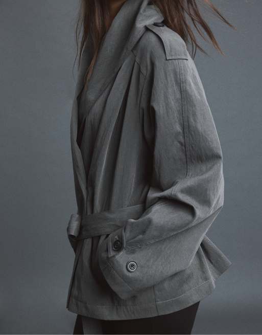 Stradivarius Flowing trench coat with shawl neck and belt in dark grey, 4 of 7