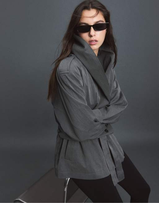 Stradivarius Flowing trench coat with shawl neck and belt in dark grey, 5 of 7
