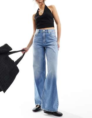 fluid wide leg jeans in medium blue wash