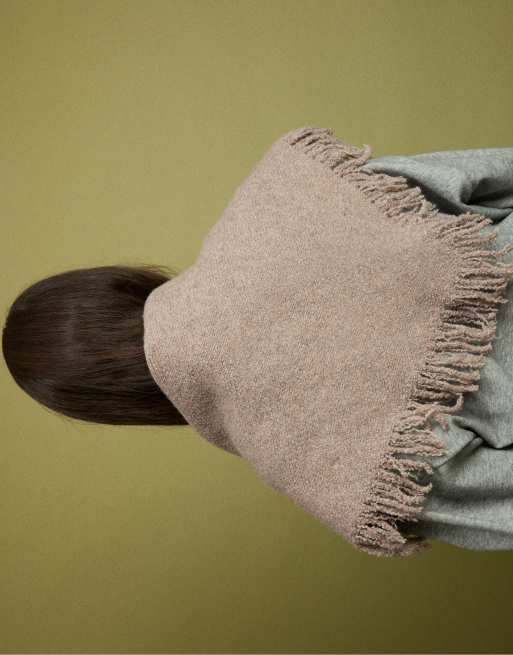 Stradivarius fransig capescarf i beige, 3 av 4