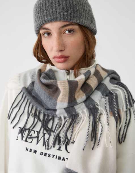 Stradivarius Fringed checked scarf in black - view 1