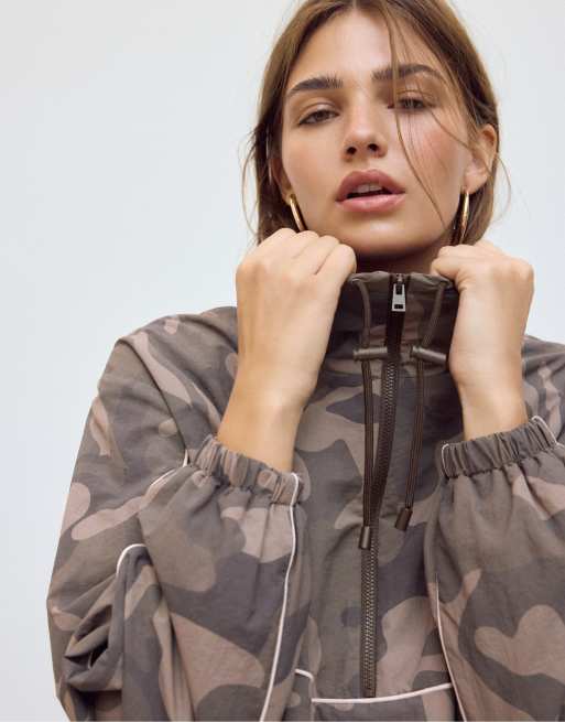 Stradivarius funktionaler gepunkteter Windbreaker in Braun, 4 von 6