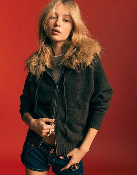 Stradivarius - Gebreid vest met capuchon met imitatiebont in bruin - view 1