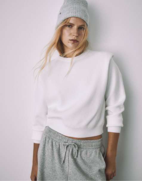 Stradivarius - Gebreide sweater met schoudervullingen in ecru - view 1