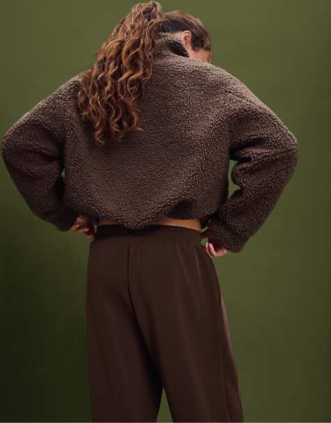 Stradivarius – Gefütterte Jacke aus braunem Lammfellimitat mit Reißverschluss - view 1