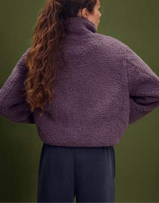 Stradivarius - Gefütterte Jacke aus lila Lammfellimitat mit Reißverschluss