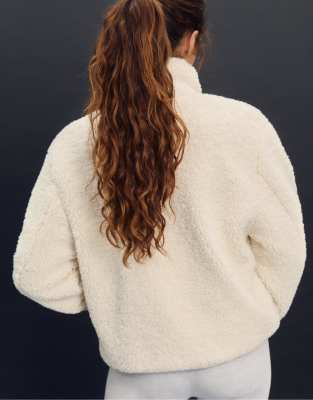 Stradivarius - Gefütterte Jacke aus vanillegelbem Lammfellimitat mit Reißverschluss-Weiß