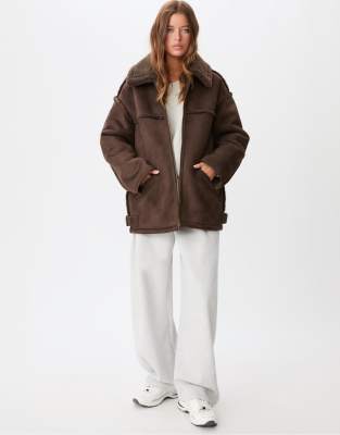 Stradivarius - Gefütterter Mantel aus Kunstlammfell in Braun mit Ziernähten-Brown