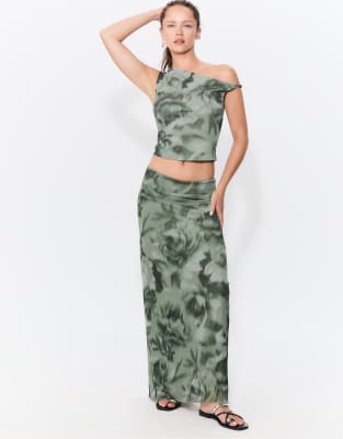 Stradivarius - Gemusterter Midirock aus Tüll in Khaki-Grün