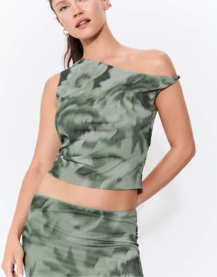 Stradivarius - Gemustertes, asymmetrisches T-Shirt aus Tüll in Khaki-Grün