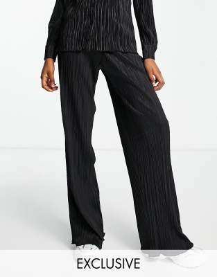 Chi Chi London Midi jurk met plooidetail en zijsplit • Donkerroze • de