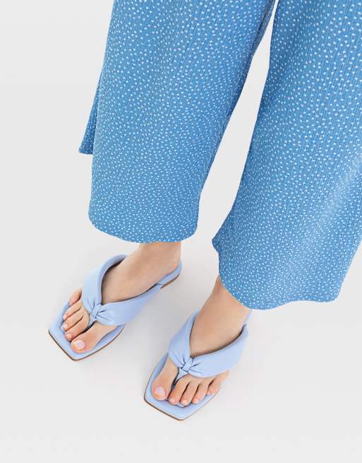 Stradivarius – Gepolsterte Zehenstegsandalen in Blau
