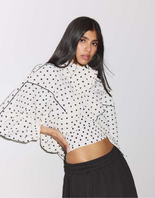 Stradivarius gepunktete Cropped-Windjacke in Ecru, 2 von 7