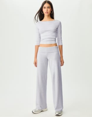 Stradivarius - Gerade geschnittene Hose in grau meliert mit Umschlagbund