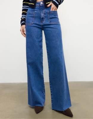 Stradivarius - Gerade geschnittene Jeans aus mittelblauem Denim mit Taschen