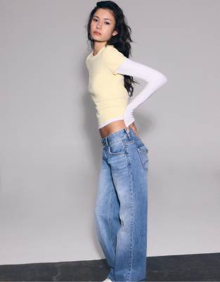 Stradivarius - Gerade geschnittene Jeans in hellem Denimblau mit zwei Knöpfen aus Metall