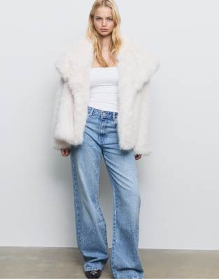 Stradivarius - Gerade geschnittene Jeans in Mittelblau mit Strassverzierung