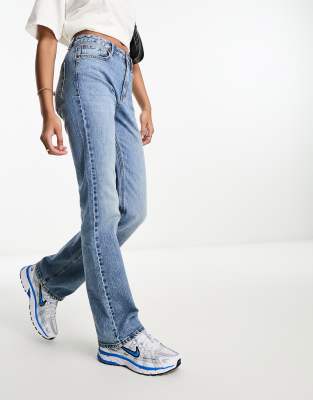 Stradivarius - Gerade geschnittene Jeans in mittelblauer Waschung