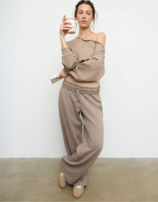 Stradivarius - Gerade geschnittene Jogginghose in Beige in verwaschener Optik-Neutral