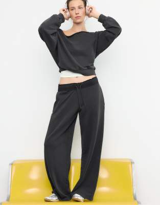 Stradivarius - Gerade geschnittene Jogginghose in Dunkelgrau in verwaschener Optik