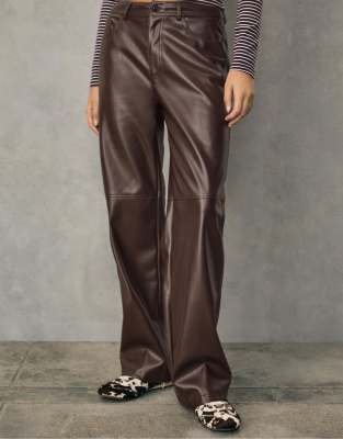 Stradivarius - Gerade, strukturierte Hose in Braun mit Lederoptik-Brown