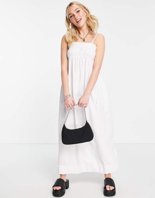 Stradivarius – Gerafftes Midikleid mit schmalen Trägern in Weiß