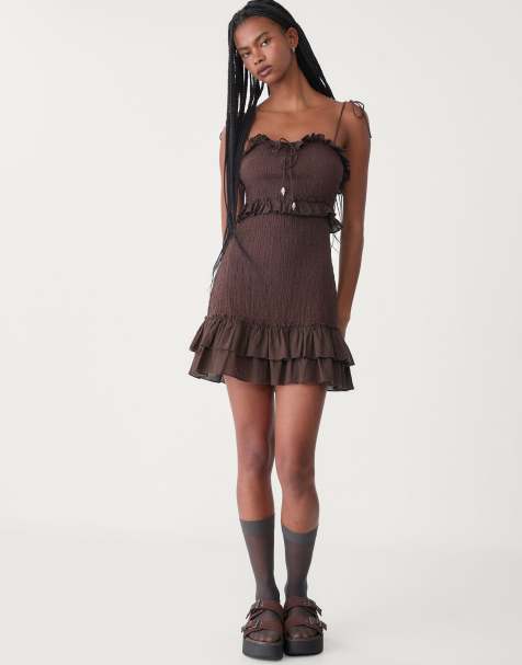 Stradivarius – Gerafftes Minikleid in Braun mit Rüschen und dünnen Trägern - view 1