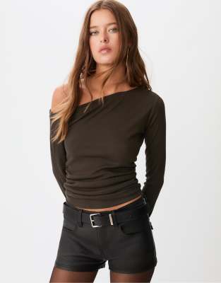 Stradivarius - Gerafftes Oberteil in Braun mit asymmetrischem Schnitt-Brown