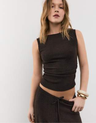 Stradivarius - Gerafftes T-Shirt in Braun-Brown