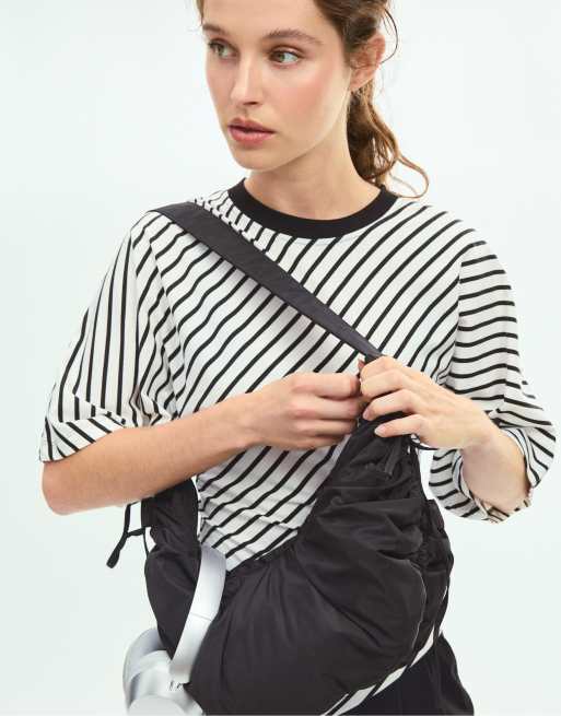 Stradivarius gerimpelde crossbodytas in zwart, 3 van 4
