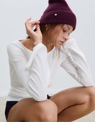 Stradivarius - Gerippte Mütze in Lila mit Plakette