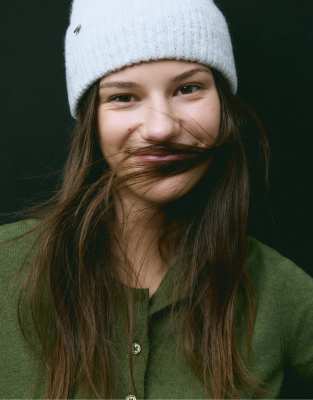 Stradivarius - Gerippte Mütze in meliertem Grau mit Plakette