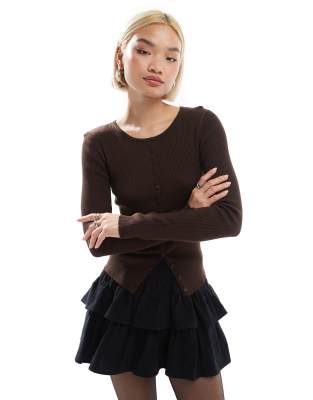 Stradivarius - Gerippte Strickjacke in Braun mit Knopfleiste