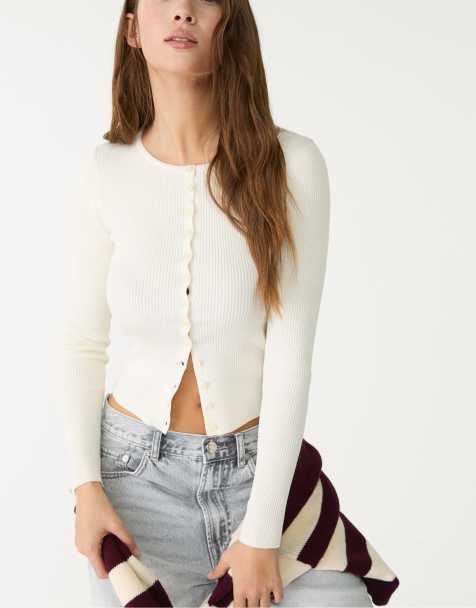 Stradivarius – Gerippte Strickjacke in Ecru mit Knöpfen - view 1