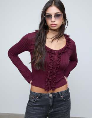 Stradivarius - Gerippte Strickjacke in Lila mit Rüschen