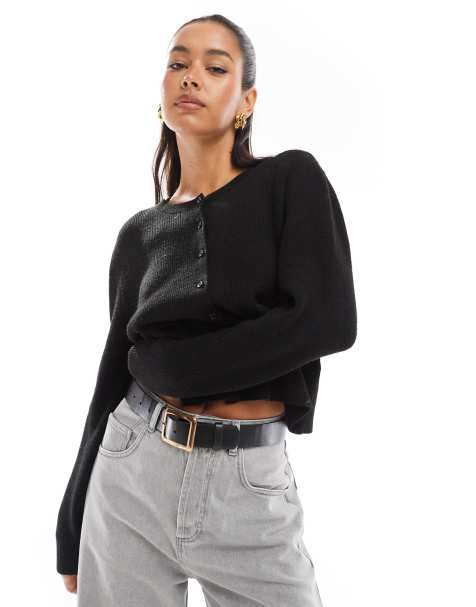 Stradivarius – Gerippte Strickjacke in Schwarz mit Knöpfen - view 1