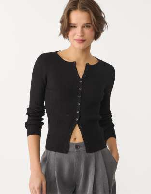 Stradivarius - Gerippte Strickjacke in Schwarz mit Knöpfen