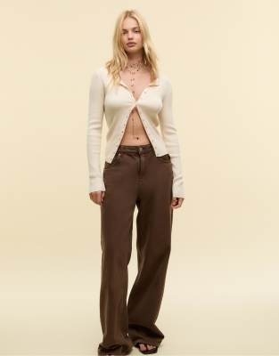 Stradivarius - Gerippte Strickjacke in Steinbeige mit Knöpfen-Weiß