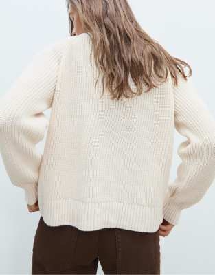 Stradivarius - Gerippte Strickjacke in Vanillegelb mit Knopfleiste und Stickerei-Weiß
