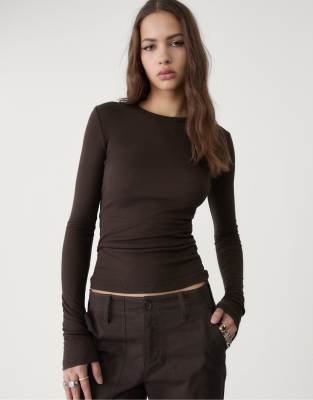 Stradivarius - Geripptes Langarm-Shirt in Braun-Brown