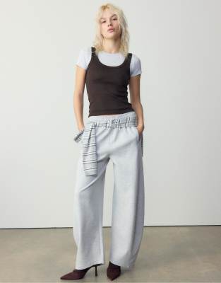 Stradivarius - Geripptes T-Shirt in Braun mit Ringerrücken-Brown