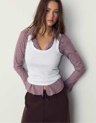 Stradivarius - Geripptes T-Shirt in Weiß mit Ringerrücken