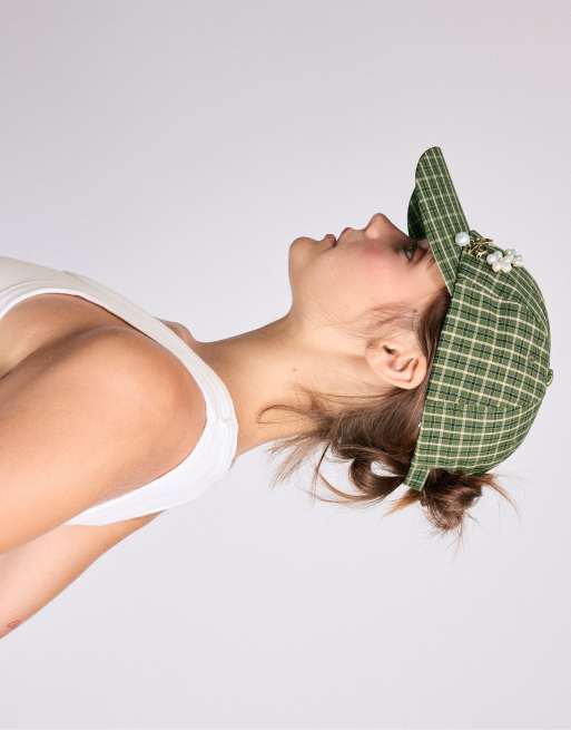 Stradivarius geruite pet met broches in kaki, 3 van 4