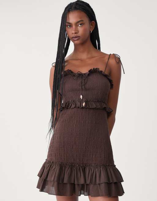 Stradivarius - Gesmokte mini-jurk met bandjes en ruches in bruin, 3 van 4