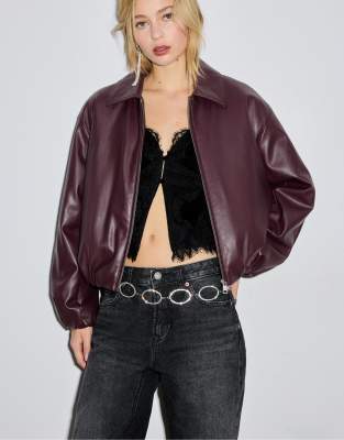 Stradivarius - Gesteppte Bomberjacke aus Kunstleder in Burgunderrot